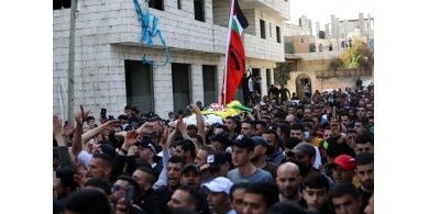 صور...جماهير عفيرة تشيع جثمان الشهيد أسامة منصور