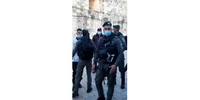 الاحتلال يمنع صائمين من الافطار قرب الاقصى ويعتقل شابين