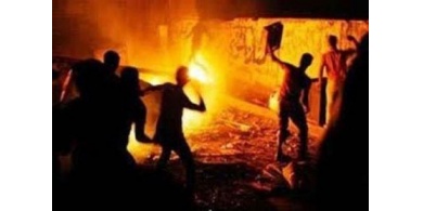 شبان يلقون زجاجات حارقة باتجاه قبر يوسف بنابلس