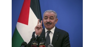 اشتية: ستتم إحالة من تثبت علاقته بوفاة نزار بنات إلى القضاء وسنحاسب من يتجاوز القانون