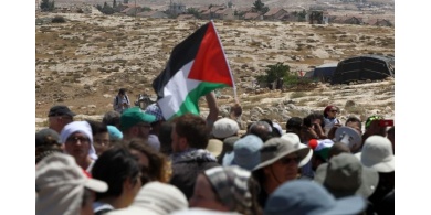 صحيفة عبرية: هكذا تشجع إسرائيل إدارة نهب أراضي الفلسطينيين والسيطرة على مواردهم