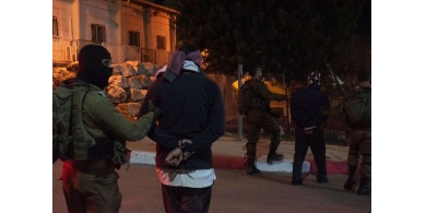 الاحتلال يشن حملة اعتقلات ومداهمات في الضفة والقدس