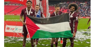 بالصور &hellip; مدافع ليستر سيتي يُحرج لاعباً إسرائيلياً
