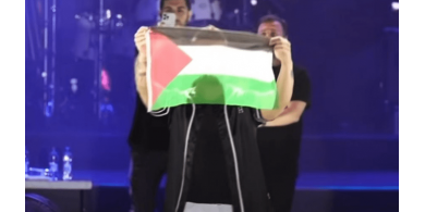 مغني تركي يقبّل علم فلسطين ويتضامن مع غزة