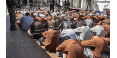 هارتس: أربعة اسرى استشهدوا في تحقيقات الشاباك منذ بداية الحرب