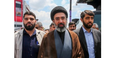 المرشد الإيراني يهدد: سننتقم من قتلة المرشد الراحل