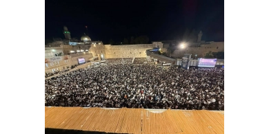 الاحتلال يحول القدس لثكنة ونتنياهو وآلاف المستوطنين يقتحمون حائط البراق

