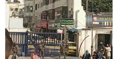الاحتلال يقتحم وسط رام الله ويداهم مؤسسات أهلية ويصادر ملفات حقوقية