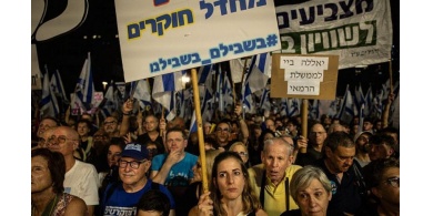 قبيل انتخابات الكنيست.. الآلاف يتظاهرون في "تل أبيب" للمطالبة بلجنة تحقيق رسمية وضد حكومة نتنياهو