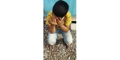 صور / بالعراق طفل يتعرض للضرب المبرح على يد زوج امه