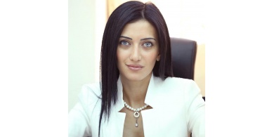 صور / وزيرة العدل الأرمنية العزباء تثير ضجة على مواقع التواصل الاجتماعي بسبب جمالها