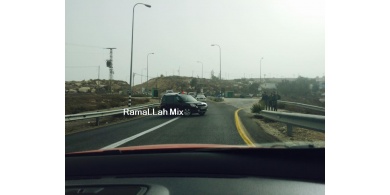 بعد فتحها لحاجز DCO الواصل الى رام الله قوات الاحتلال تمنع سيارة فلسطينية من المرور بسبب العلم الفلسطيني