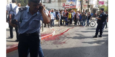 في وضح النهار مقتل الشاب ريناد ابوغوش واصابة اخر باعتداء بالسكاكين من قبل مجهولين وسط رام الله