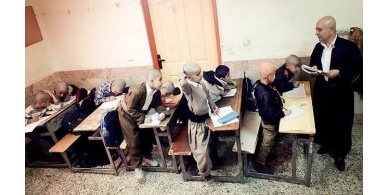 صور / مدرس كردي وطلاب صفه يحلقون رؤوسهم جميعا ًتعاطفاً مع زميلهم المصاب بالسرطان