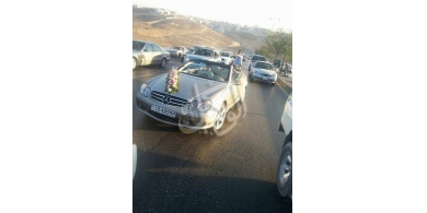 نفاذ البنزين من مركبة عروسين في عبدون .. شاهد ماذا فعل العريس ..؟!