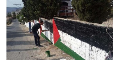تزامناً مع رفع العلم الفلسطيني في الامم المتحدة ,متطوعو مجلس صيدا القروي يرفعون ويرسمون العلم الفلسطيني فوق  مباني البلدة  وعلى جدرانها