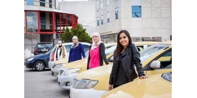 مجموعة من الفتيات الأردنيات تطلق تحت رعاية السفارة الأمريكية في عمان مشروع التاكسي النسائي في عمان.