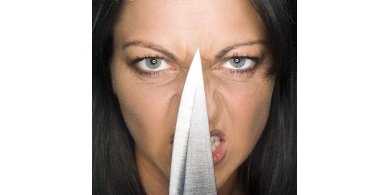 أمريكية تهدّد زوجها بسكين لأنه رفض معانقتها!
