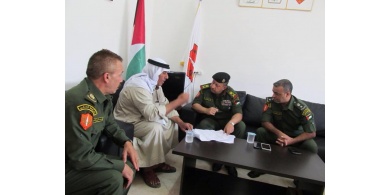 قائد الارتباط العسكري الفلسطيني يلتقي بمختار عشيرة العرينات المصادر من اراضيهم مئات الدونمات في الاغوار الشمالية