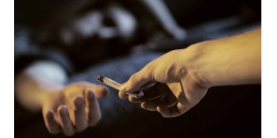 مواطن يبلغ عن شقيقه لتعاطيه المخدرات في طولكرم