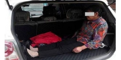 صورة:يضع ‫&rlm;والدته‬ في صندوق السيارة لينام ‫&rlm;ابنه‬ في المقعد الخلفي