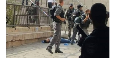بالصور..عملية طعن جديده بالقدس: شهيد واصابة 3 جنود