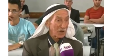 شاهد:أطلبوا العلم في الخليل.. فلسطيني في الثمانين يكمل دراسته الثانوية
