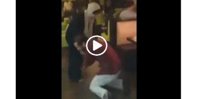 ماذا فعل هذا الشاب بعد غيابه عن والدته لسنوات طويلة ؟ - فيديو