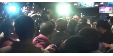 مسلح يقتحم حفلا ليفسد خطوبة " حبيبته "