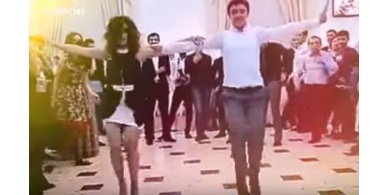 فيديو| فتيات يشعلن حفل زفاف بمنافسة الشباب في الرقص الأذربيجاني