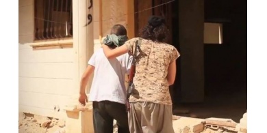 فيديو|داعش يعدم مراهق اغتصبه أحد قادته