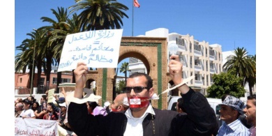 بائع متجول يحرق نفسه