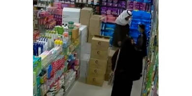 فيديو : رجل يعلم عائلته السرقة بواسطة أطفاله !