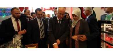 رئيس الوزراء يهدد بمنع دخول البضائع الاسرائيلية الى الاسواق الفلسطينية