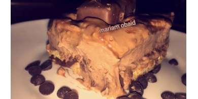 كيكة السنيكرز بمكونات سهلة وبسيطة ؟؟