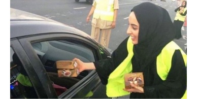 أصغر وزيرة في العالم توزع وجبات الإفطار