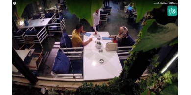 مقلب جريء " فتاة تعاكس شاب امام زوجته في احد المطاعم برام الله !!