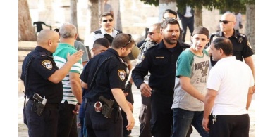 الاحتلال أصاب 15 فلسطينيا في باحات المسجد الأقصى