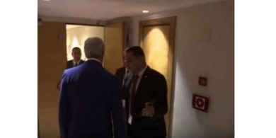 حارس السيسي لكيري: هل لديك هاتف بكاميرا؟
