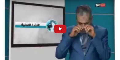 بالفيديو- مذيع شهير يبكي أثناء النشرة... ما السبب؟!