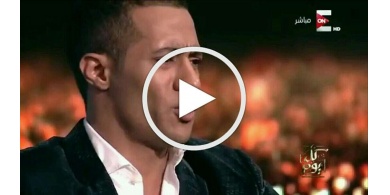 بالفيديو....عمرو اديب يقبل راس محمد رمضان عندما قلد الراحل احمد زكي