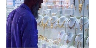عامل تنظيف في السعودية يصبح حديث تويتر.. مغرد سخر منه، فماذا حصل بعد نشر صوره؟