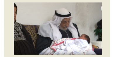 فيديو: الحاج محمود العدم من الخليل يرزق بطفله وهو بعمر التسعين