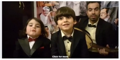 فيديو طريف: الاب يعزف ويغني وابنائه يعيدون من خلفه .. لكن الطفلة لها كلام اخر