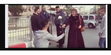 بالفيديو: شبان يوزعون الورود على الامهات الفلسطينيات بشوارع رام الله في يوم الام