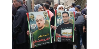 بالصور..أهالي محافظة نابلس يشاركون في مسيرة تضامنية مع الأسرى