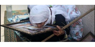 ام اسير فلسطيني :إن كنتُ فقدتُ بصري من كثرة البكاء على ولدي، فإنني أستطيع أحتضانه عند التحرر