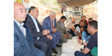 وزير الزراعة يزور خيمة الاعتصام في جنين ويؤكد تضامنه مع الأسرى