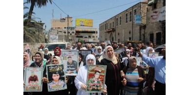 بالصور..مسيرة في جنين تضامنا مع الأسرى المضربين عن الطعام