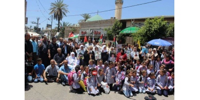 بالصور..ذوي الأسرى وطلاب محافظة جنين يغلقون شارع رئيسي بوقفة تضامنية مع الأسرى